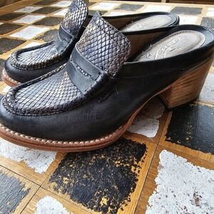 Freebird Clogs Snake Skin Black size 5